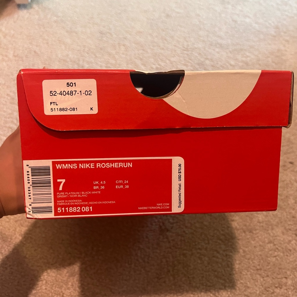 Women’s Nike Rosherun/ Pure Platinum/ Black-White - Picture 2 of 4